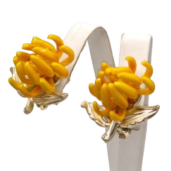 Vintage 3D Floral Enamel Earrings, Clip On Chrysanthemum Blooms, Yellow Flowers - Picture 3 of 4